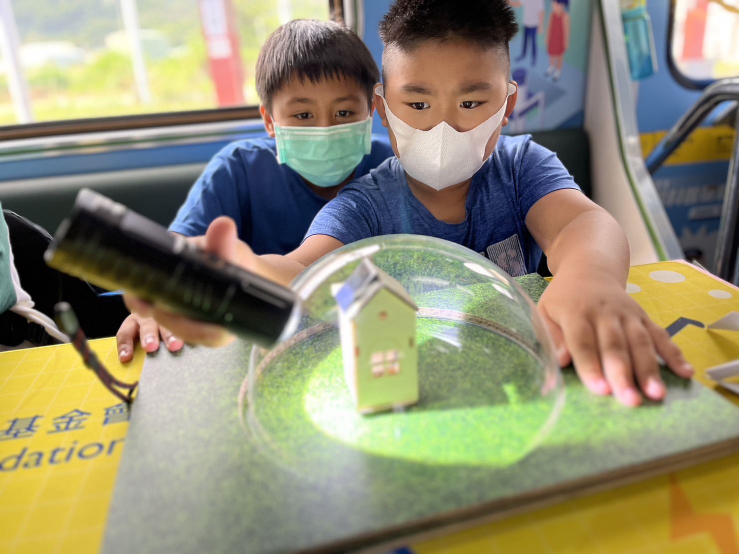 88858cc永利參與基礎科學主題車廂，以STEAM教學精神，設計「逐日科學家」、「太陽能工程師」以及「淨零建築師」三大能源科普課程和實驗